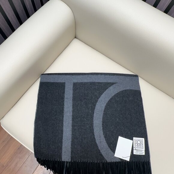 Toteme wool and cashmere scarves - Picture 6 of 8